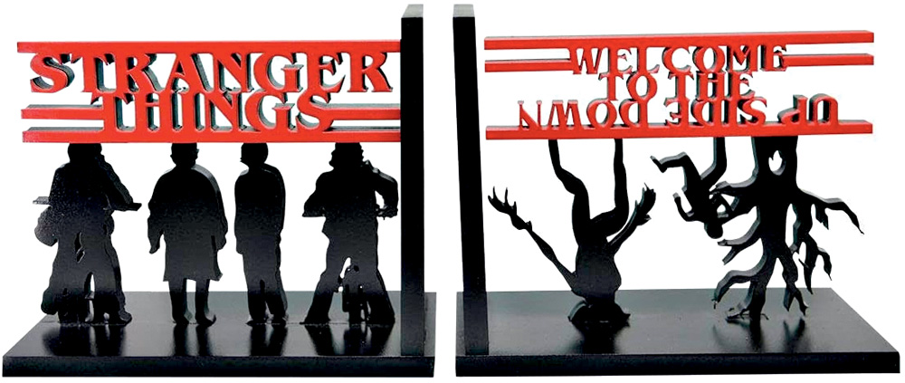 Aparador de livros.jpg Aparador de livros com silhuetas em preto de personagens de Stranger Things: de um lado, os heróis e, do outro, os vilões. O logo da série está em vermelho em cima desses personagens