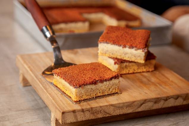 Bolo de fubá: preparado com queijo muçarela Bolo de fubá: preparado com queijo muçarela