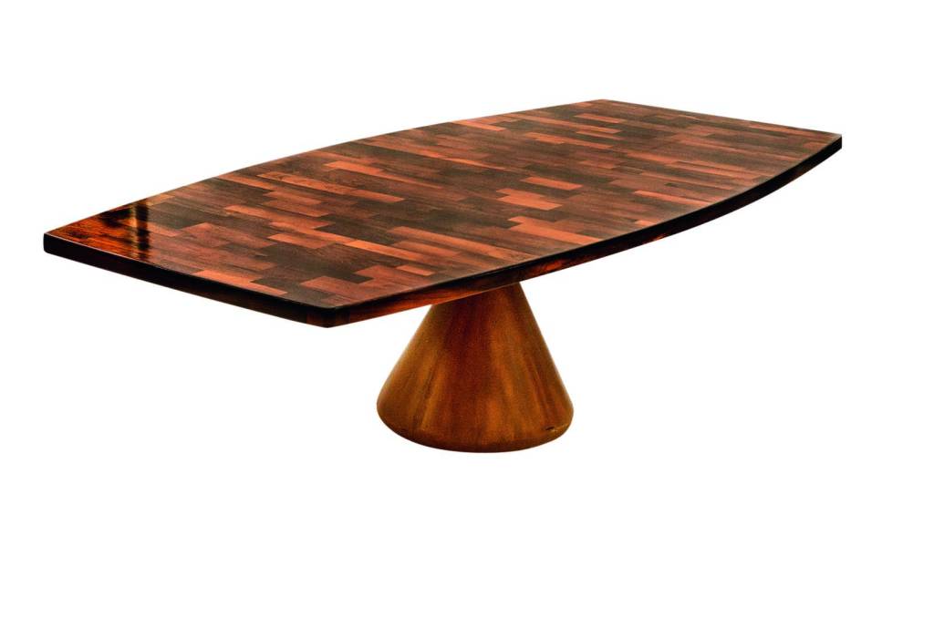 Imagem mostra mesa de madeira.