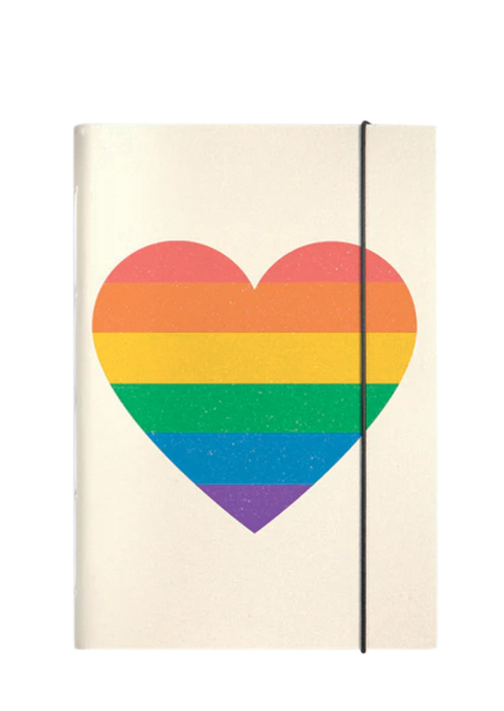 Caderno de anotações com capa rosa com estampa de coração colorido