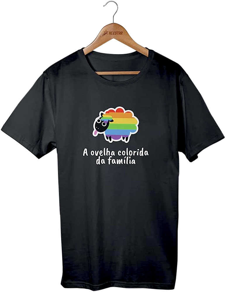 Camiseta preta com estampa de ovelha arco-íris com os dizeres 