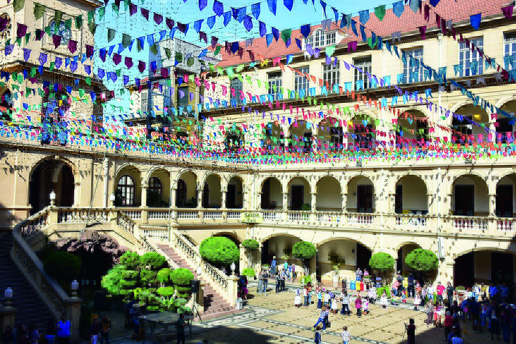 Imagem mostra pátio de colégio com bandeirinhas de São João