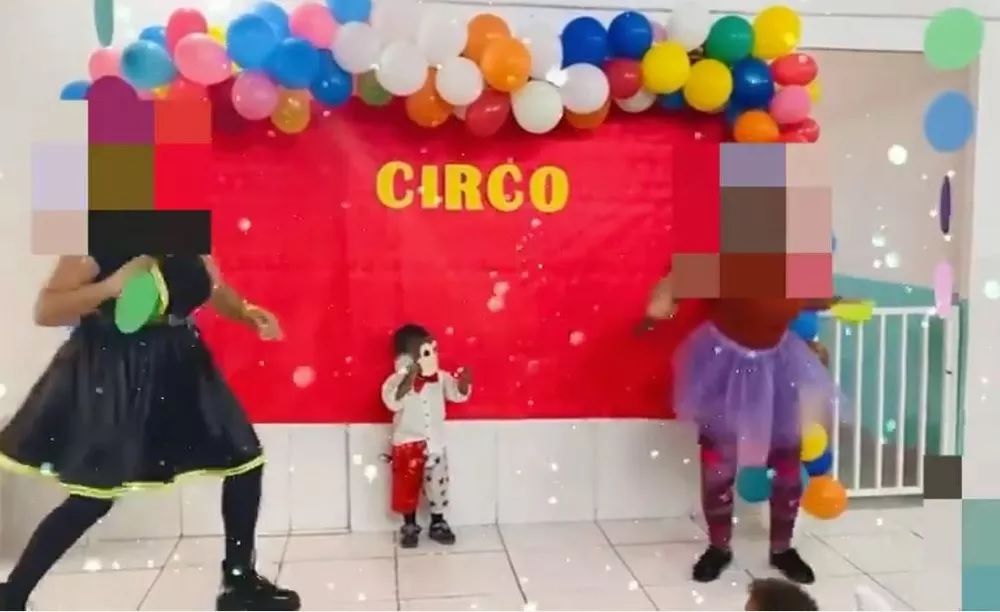 Criança negra é fantasiada de macaco em escola municipal de São Paulo.