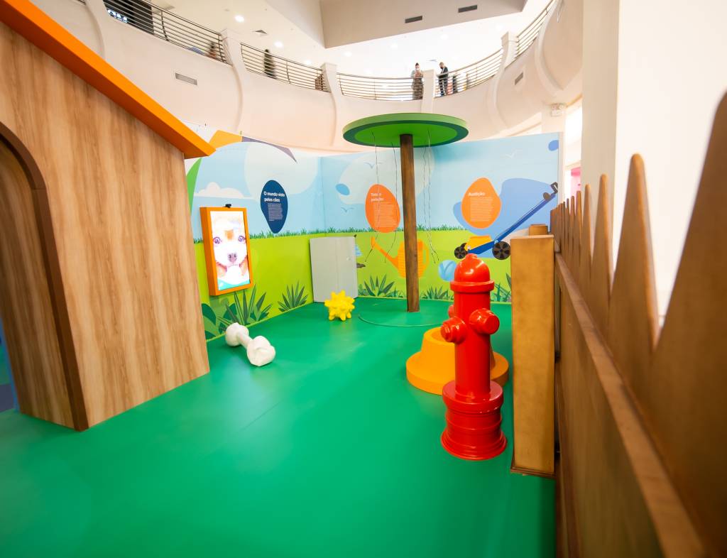 Nós e os cães 3 Sala de exposição que simula um jardim de cachorro