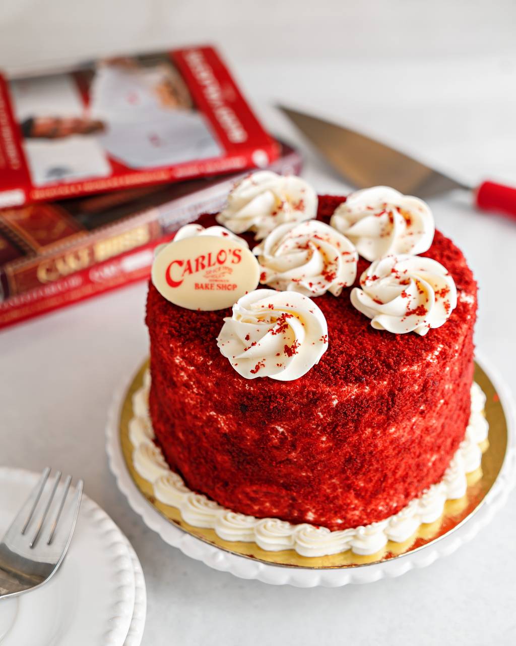 Bolo red velvet decorado com o nome da Carlo's Bakery