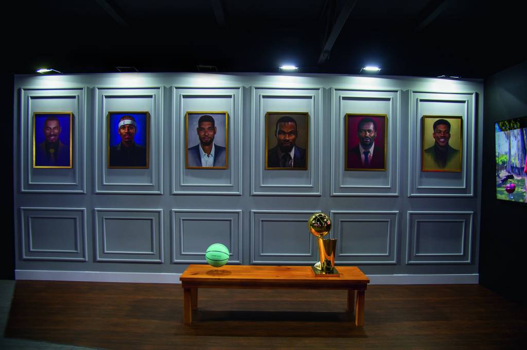 Na decoração: quadros de grandes figuras do basquete e réplica do troféu Larry O’Brien
