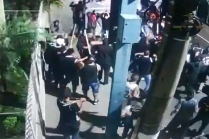 Imagens de câmeras de segurança mostram briga em Itapevi envolvendo torcidas rivais