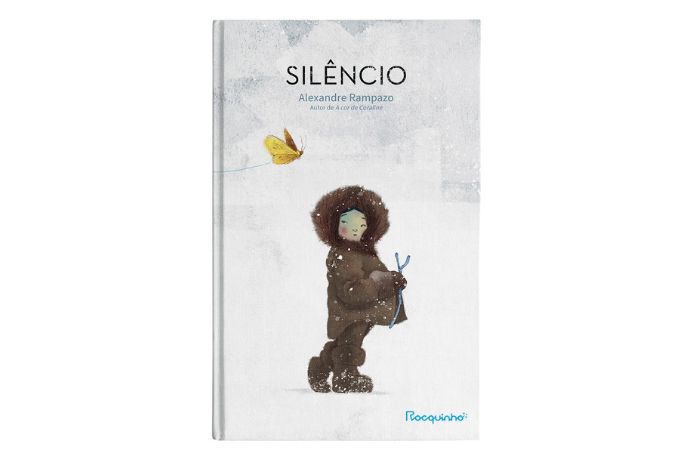 Capa de livro infantil "Silêncio". Em um fundo branco, na neve, uma menina aparentemente Inuit usa roupa de frio marrom e é seguida por uma borboleta amarela
