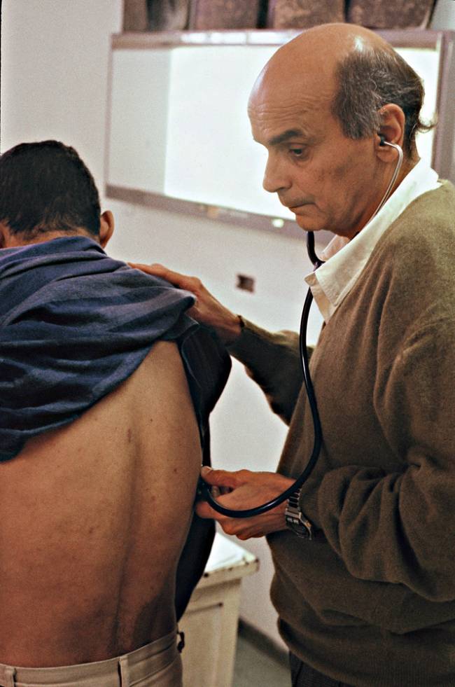 Imagem mostra Drauzio Varella examinando paciente