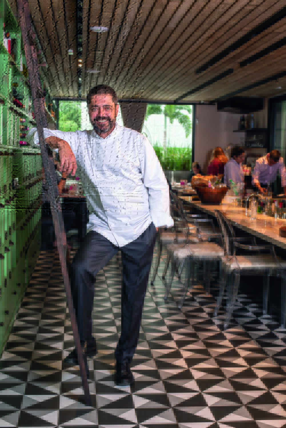 Chef Marcílio Araújo posa no ambiente do restaurante
