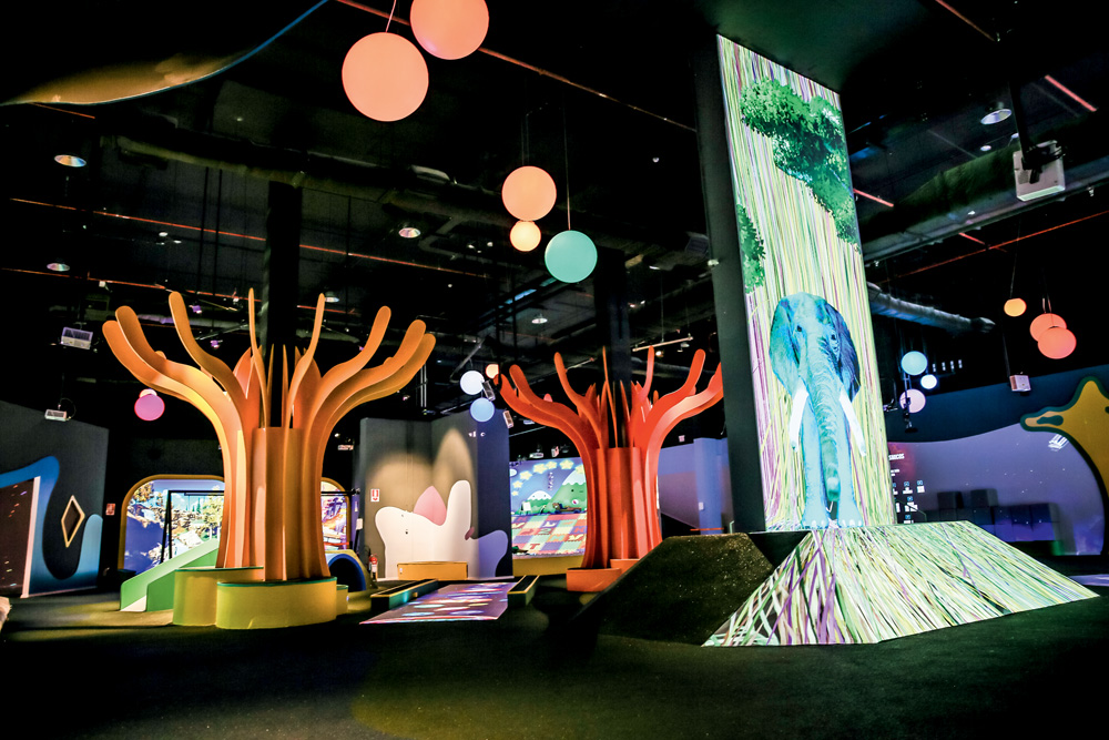 Hello Park, parque interativo cheio de telas e instalações coloridas e tecnológicas