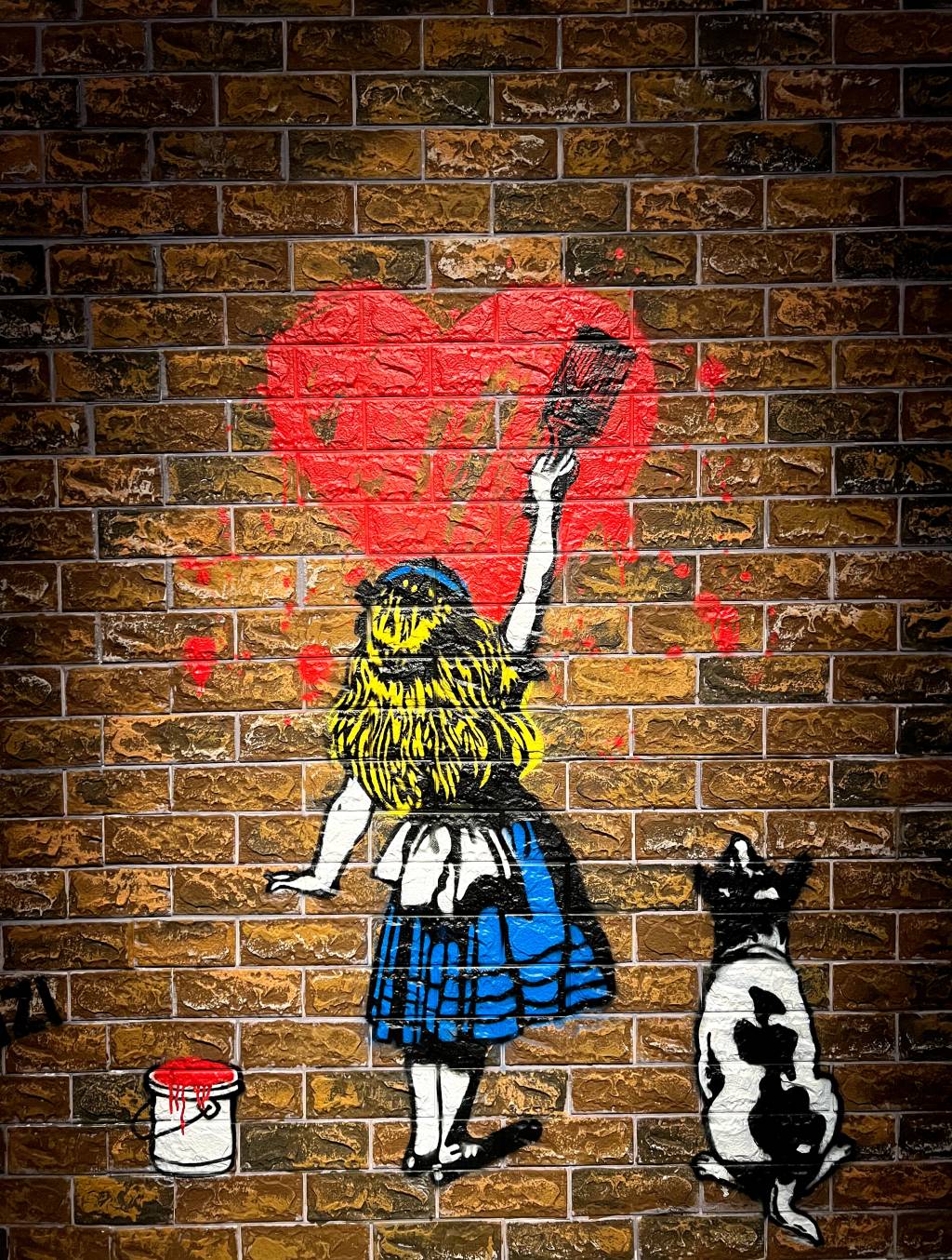 Ilustração que simula arte de rua com Alice, de costas, pintando um coração vermelho ao lado de uma cachorrinho malhado