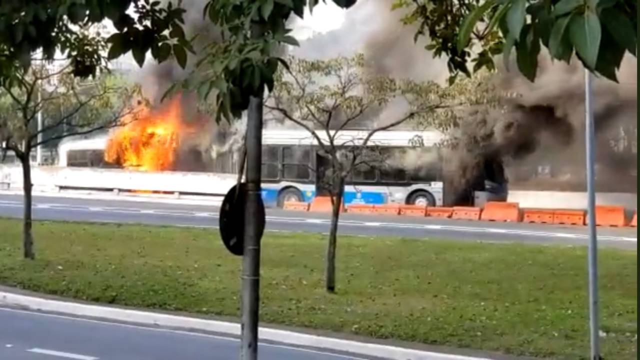 Imagem mostra ônibus pegando fogo em avenida