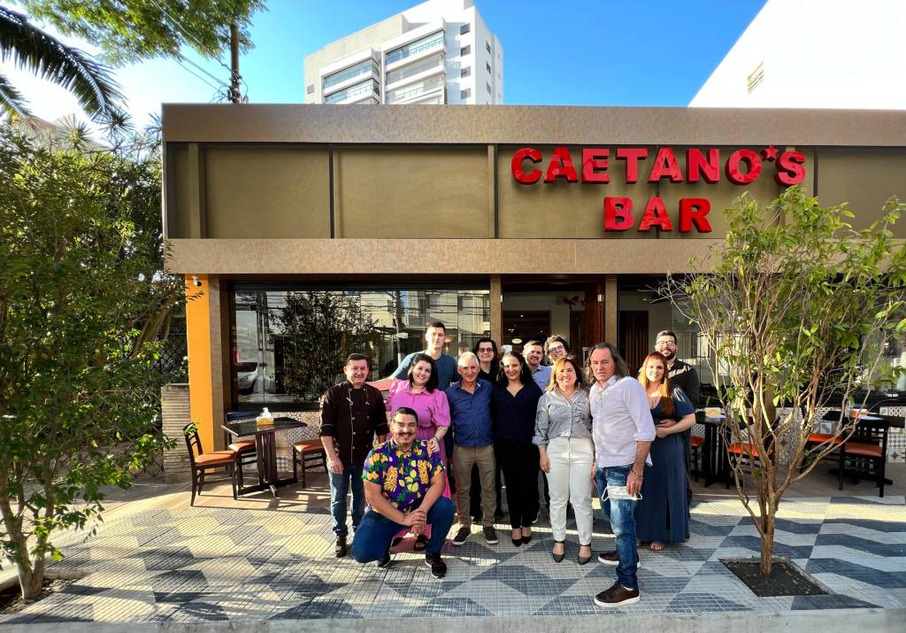 Inauguração – Charles Farias Família Dargas aparece em frente a fachada do Caetano's Bar