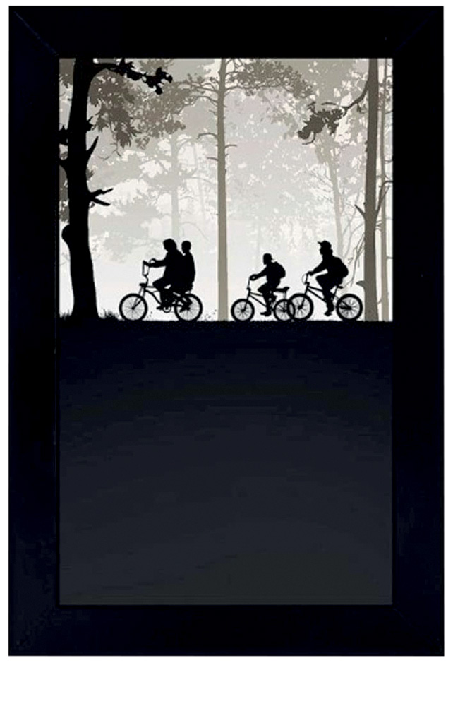 Luminária em formato de paralelepípedo preta. Tem ilustração dos personagens de Stranger Things andando de bicicleta em uma floresta e, abaixo, uma parte preta que representa o Mundo Invertido