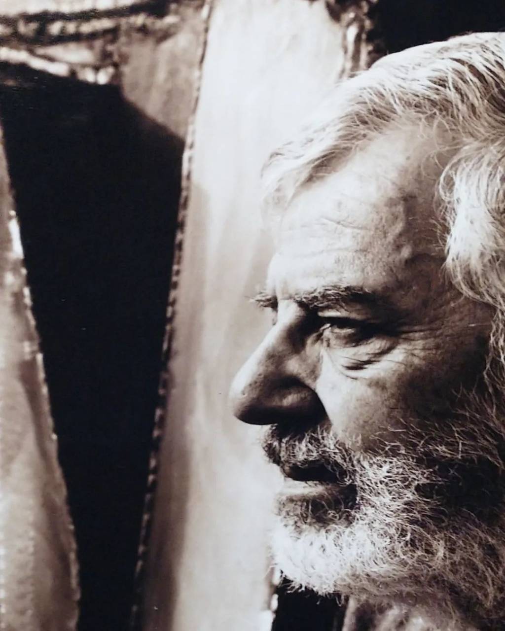 Foto em preto e branco exibe rosto de Nicolas Vlavianos de lado.