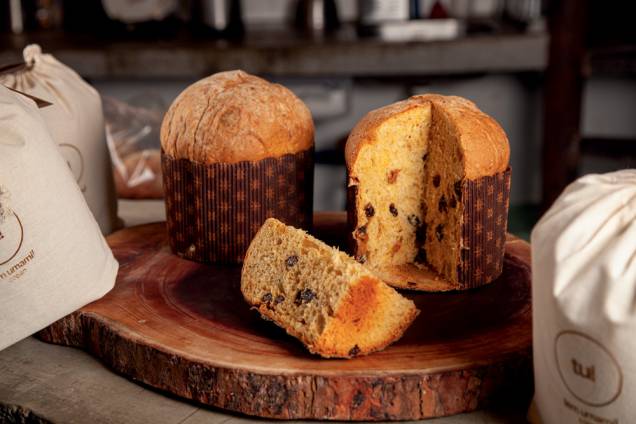 Panetone tradicional: com pedacinhos saborosos de doce de limão e laranja com a casca no lugar das frutas cristalizadas Panetone tradicional: com pedacinhos saborosos de doce de limão e laranja com a casca no lugar das frutas cristalizadas
