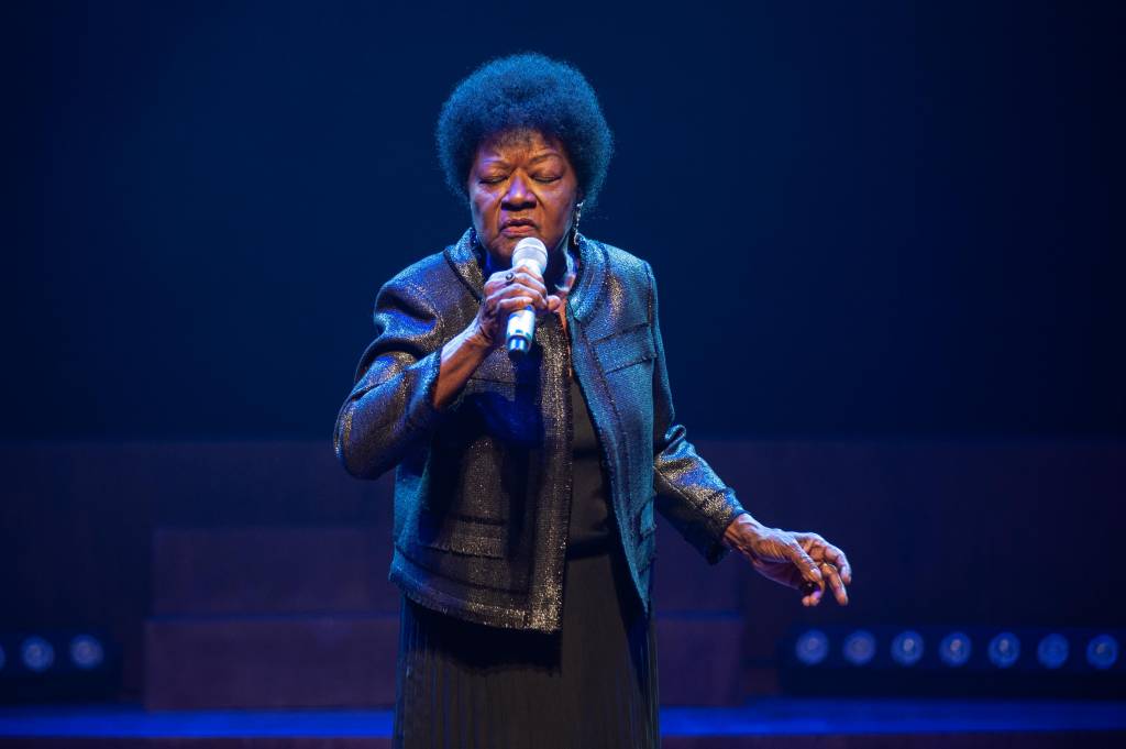 Alaíde Costa, cantora negra e idosa, canta no palco