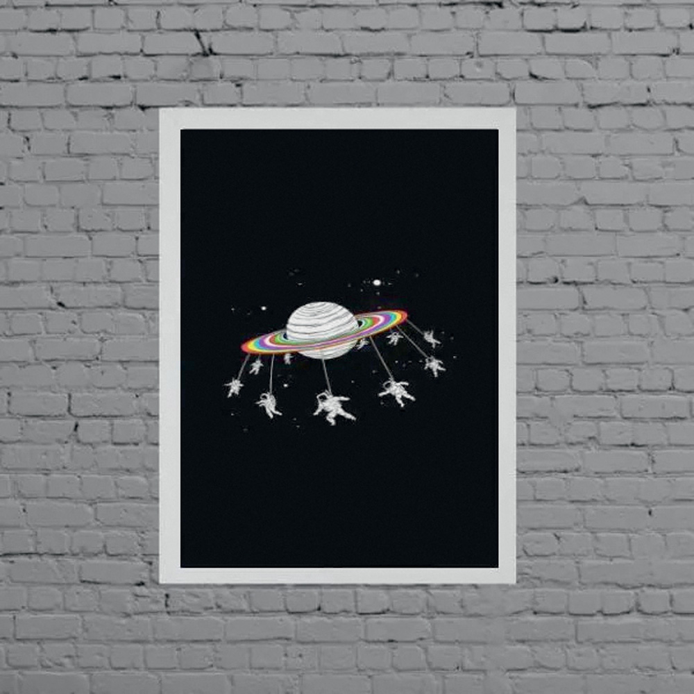 Quadro decorativo com ilustra&ccedil;&atilde;o de saturno. Os an&eacute;is s&atilde;o coloridos e astronautas rodam ao redor deles como se fosse um brinquedo