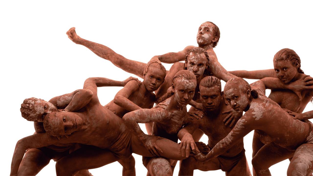Grupo Corpo Molde em figurino que simula ser feito de lama