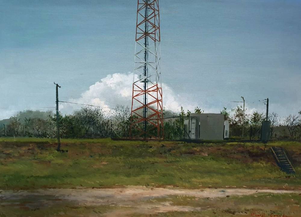 Imagem mostra pintura de paisagem verde com torre de comunicação ao centro.