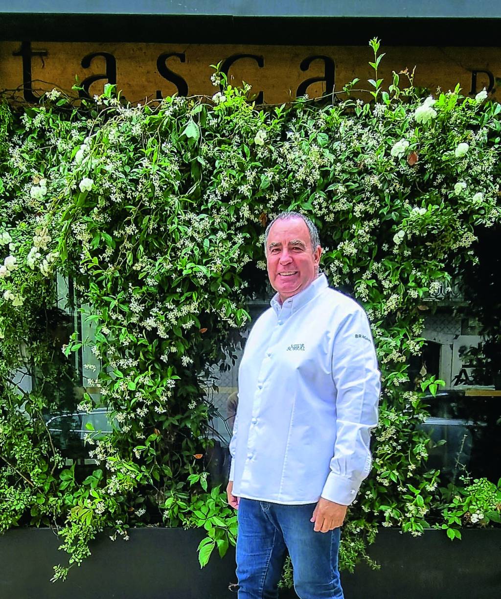 Vitor Sobral_Crédito Grupo da Esquina.jpg Vitor Sobral, um homem branco, magro e idoso vestindo uma dólmã e sorrindo em frente a uma cerca viva