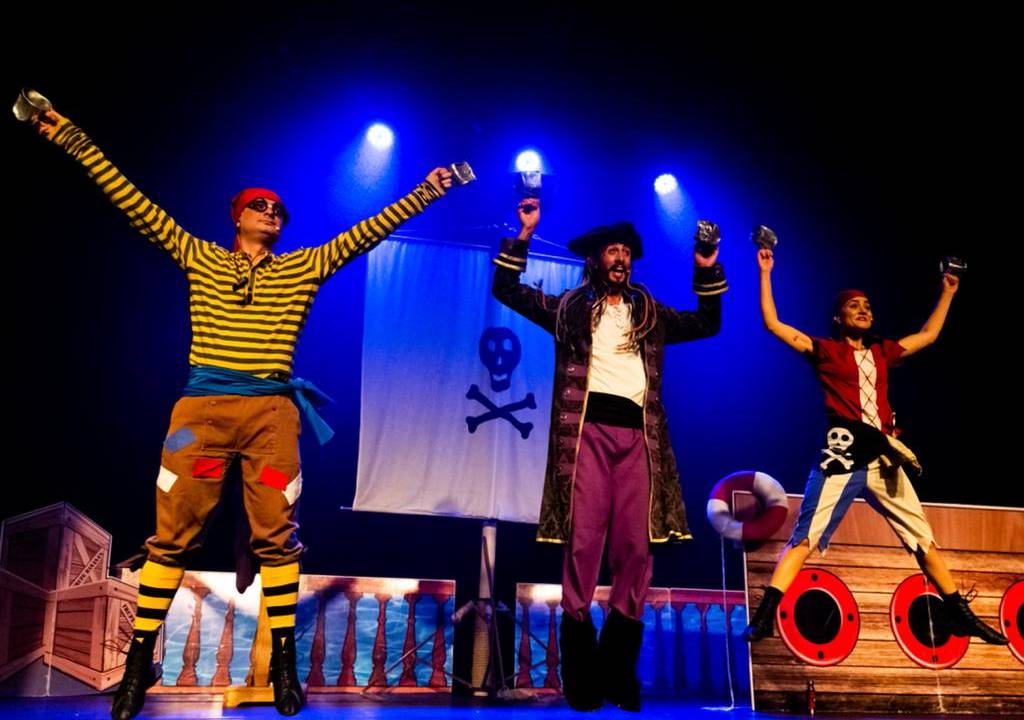 3 atores fantasiados de piratas, um deles mulher