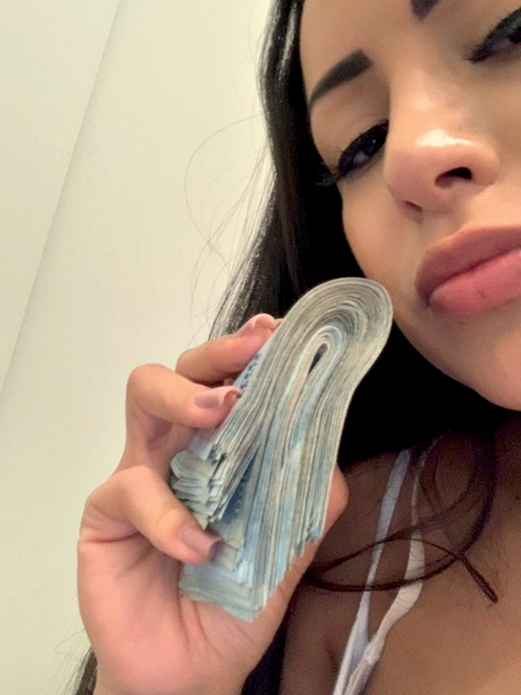 Manoel Sabino Imagem mostra mulher com maço de dinheiro nas mãos