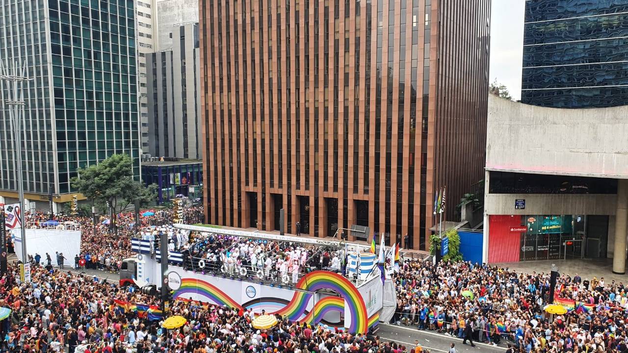 Vista de multidão na Avenida Paulsita e trio-elétrico
