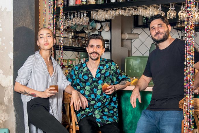 Nora Brass, JuglioOrtiz e Julián Rigo posam em frente ao bar