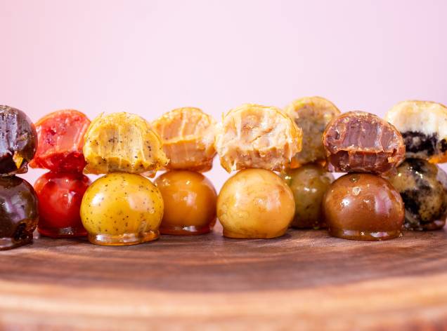 Balas carameladas: brigadeiros de vários sabores envoltos por uma casca de caramelo