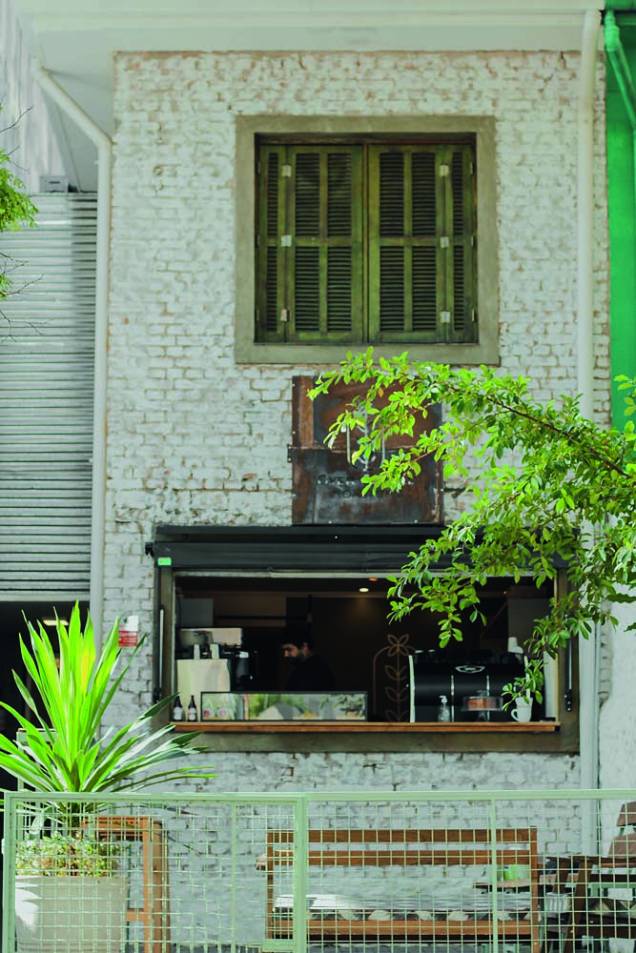 O café: instalado em confortável imóvel de tijolinhos brancos no bairro de Pinheiros