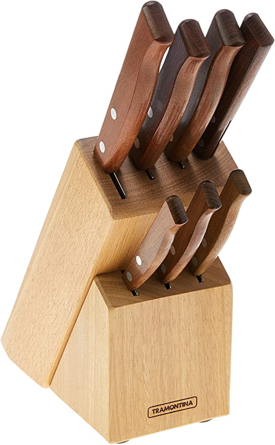 Conjunto de facas em suporte de madeira