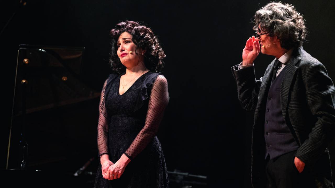 Letícia Sabatella e Fernando Alves Pinto no palco como Piaf e Brecht