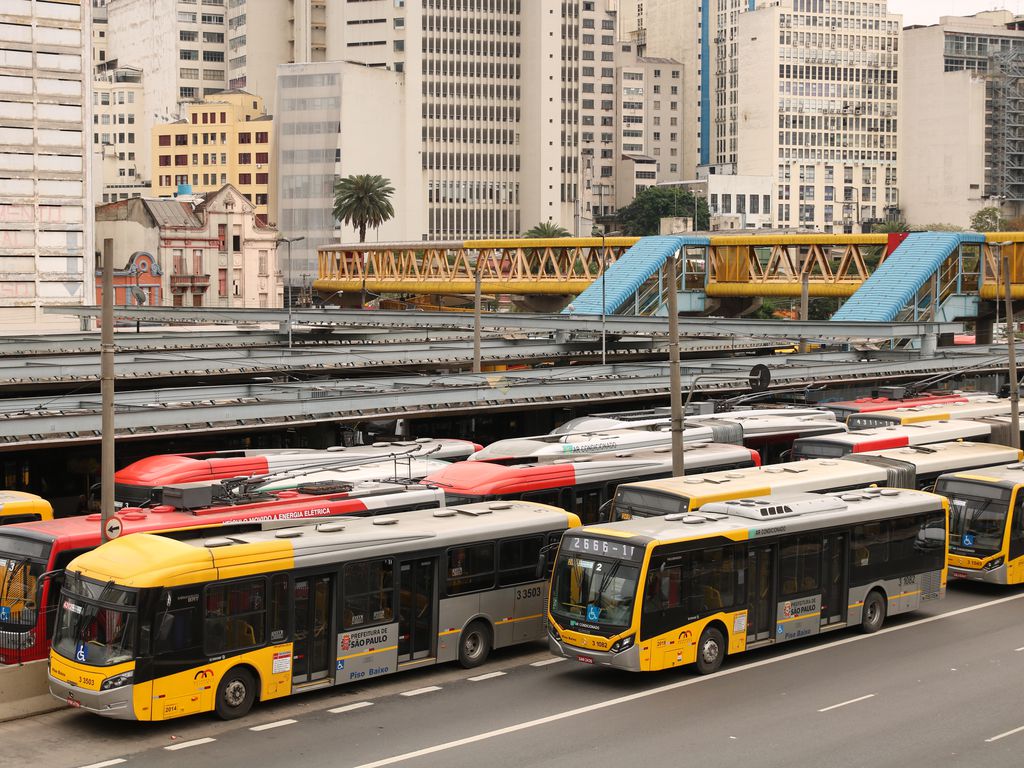 Ônibus estacionados no terminal Parque Dom Pedro II, durante a paralisação dos motoristas e cobradores de ônibus na capital paulista