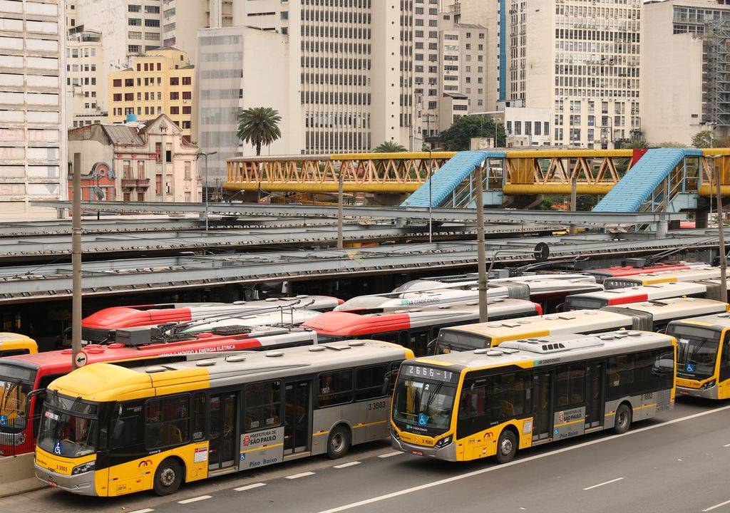 Ônibus estacionados no terminal Parque Dom Pedro II, durante a paralisação dos motoristas e cobradores de ônibus na capital paulista
