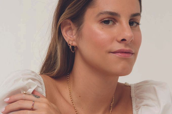 Shantal Verdelho posa mostrando as novas joias da coleção de Dia dos Namorados em seu pescoço e orelhas