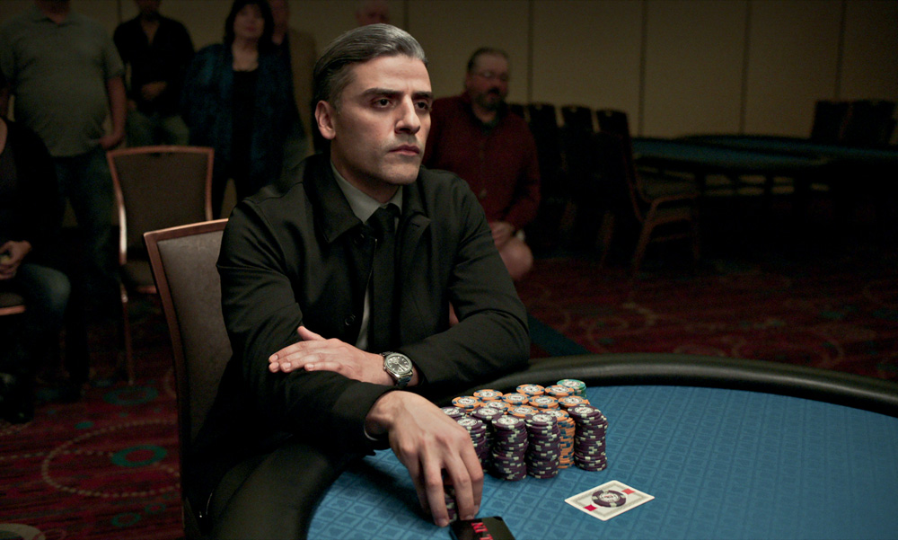 Imagem mostra homem jogando poker em mesa azul.