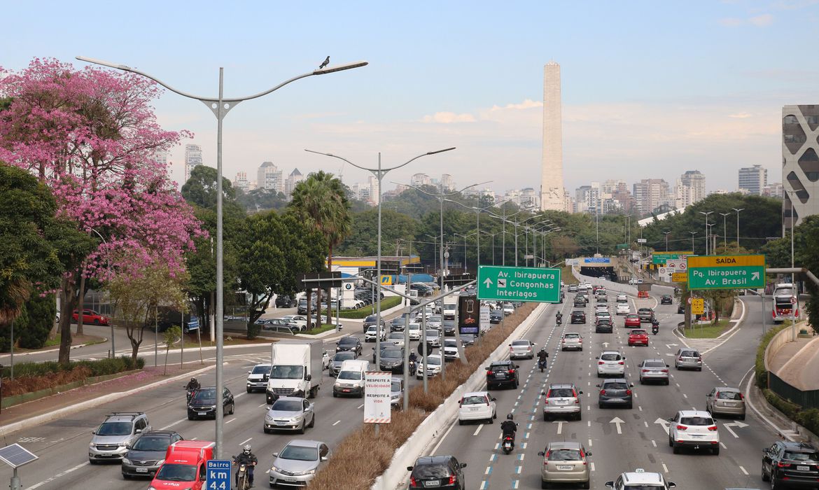 Trânsito na capital paulista, na Avenida 23 de Maio