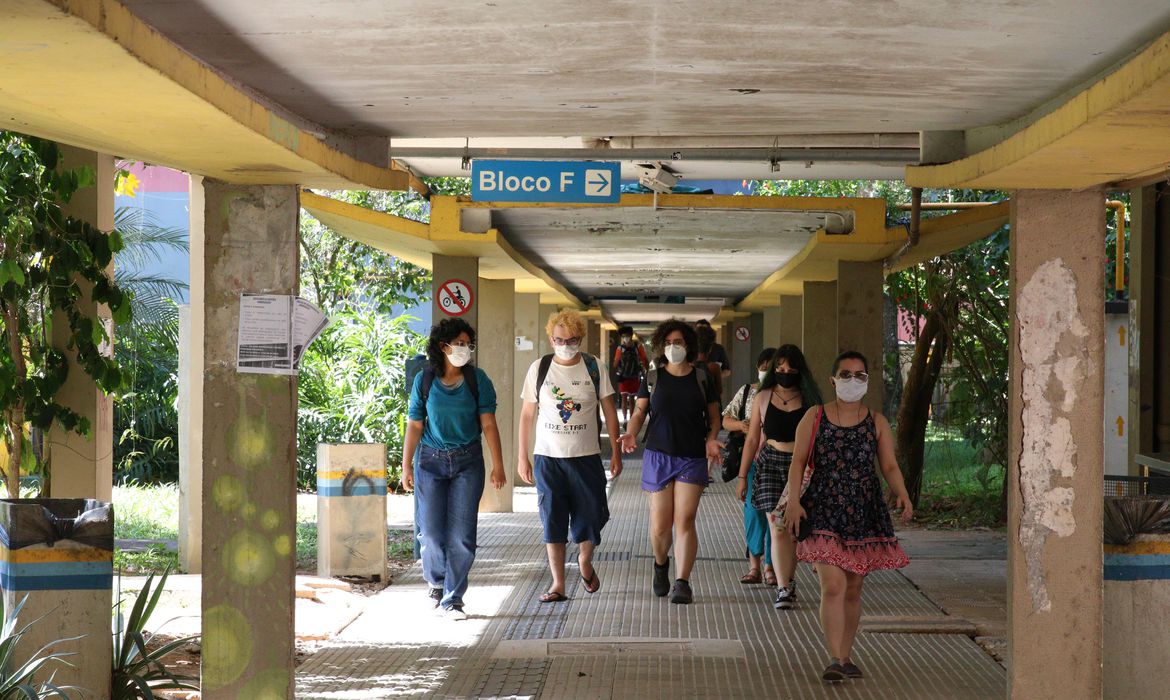 Alunos caminhando em corredor da USP