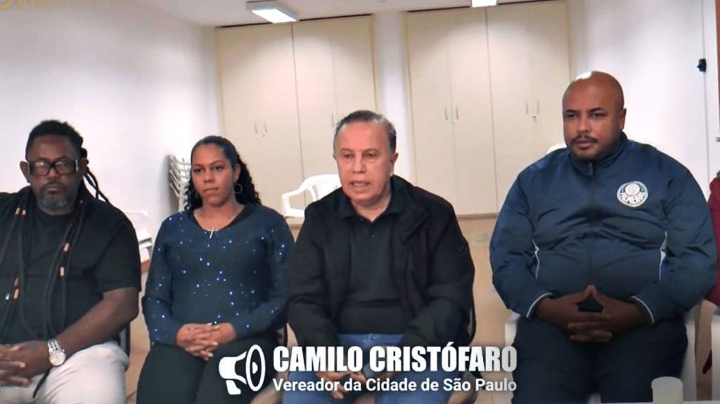 Camilinho aparece ao lado de três funcionários negros em um vídeo gravado com os assessores