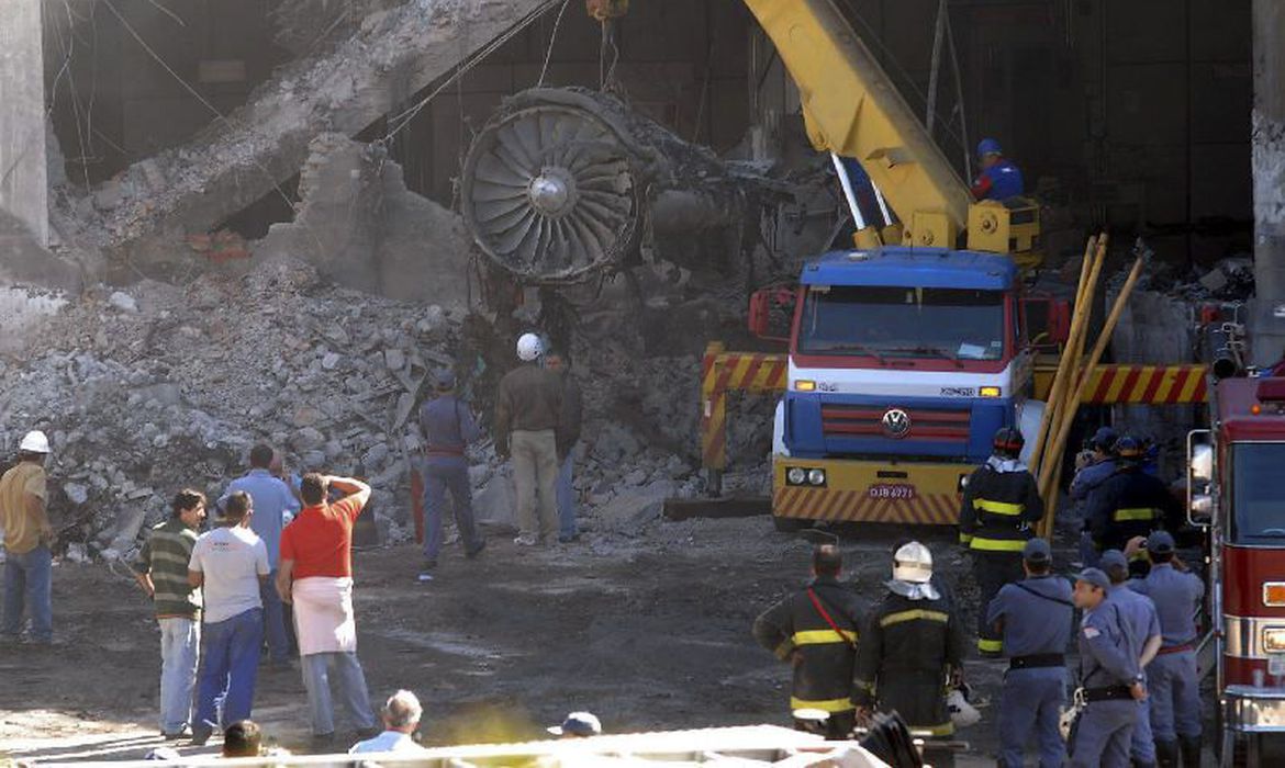 São Paulo - Bombeiros retiram escombros do prédio destruído pelo avião da TAM no maior acidente da história da aviação brasileira, ao lado do Aeroporto de Congonhas