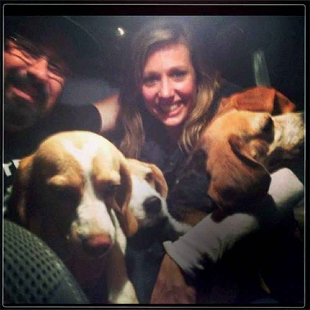 Luísa Mell e um homem posam com beagles