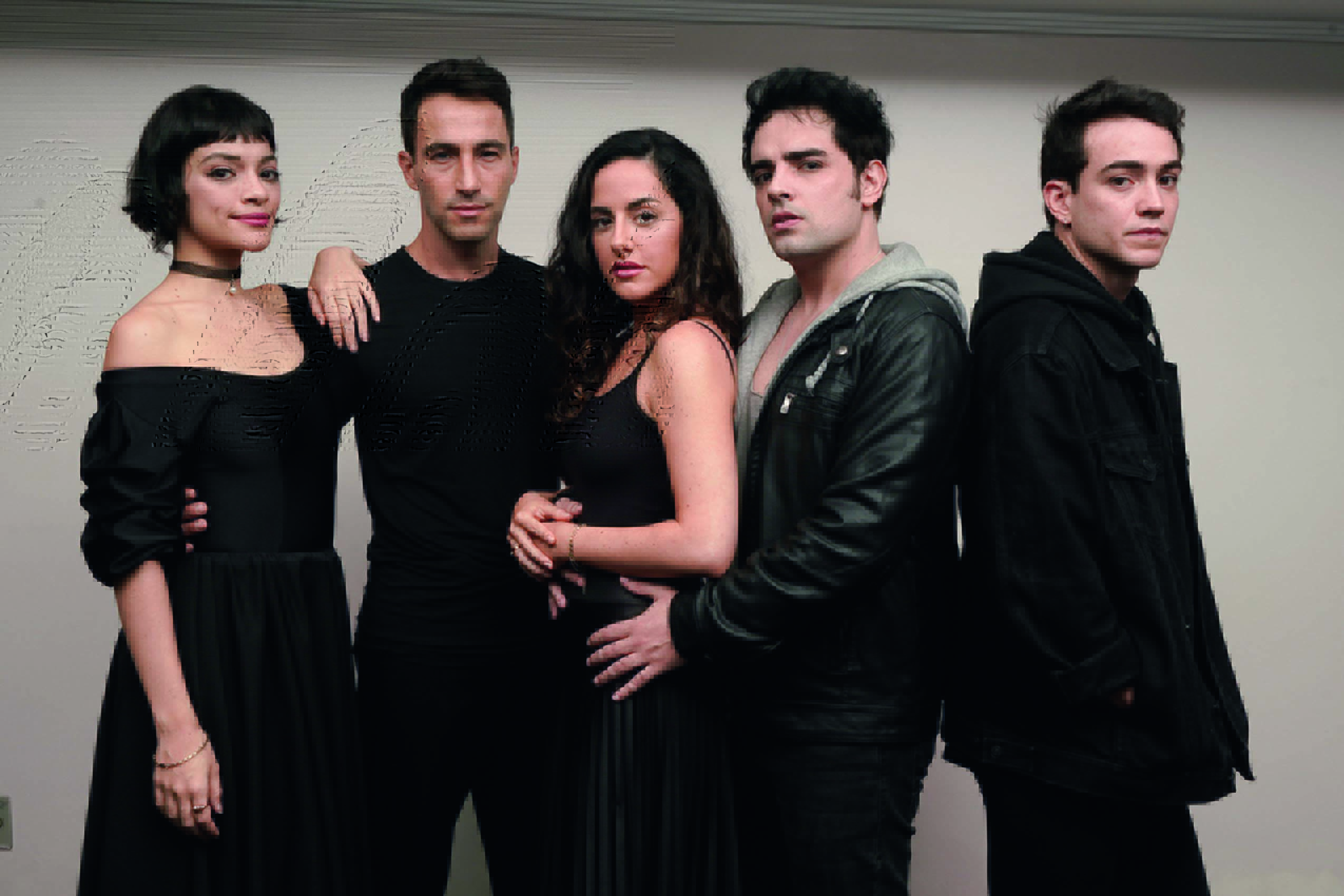 2022 06 23_WEST SIDE STORY_DIVULGAÇÃO_©HELOISA BORTZ_480_WEB.JPG Imagem mostra cinco pessoas em pé. Duas, um homem e uma mulher, aparecem abraçados ao centro