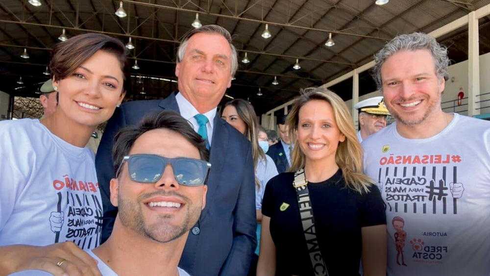 Luísa Mell tira foto com Jair Bolsonaro e outras três pessoas