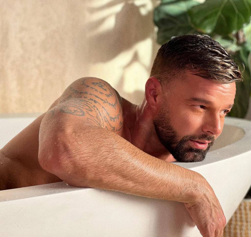 O cantor Ricky Martin em uma banheira