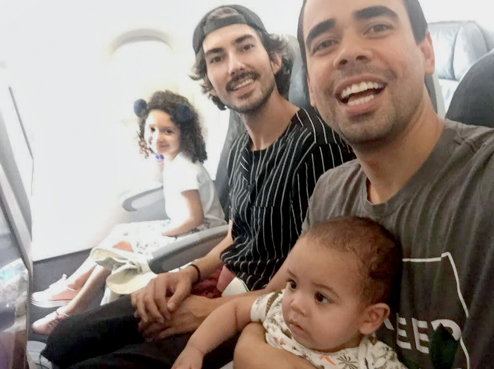 Tiago e Paulo com os meninos no avião