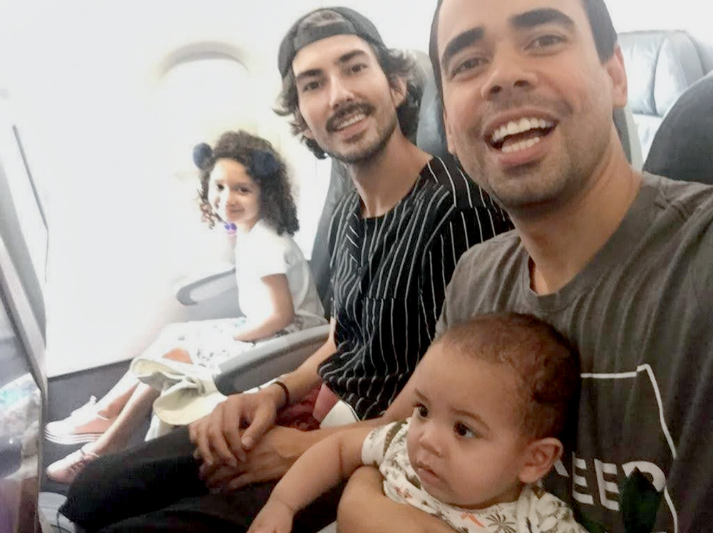 89478919-E55F-429D-8ACB-4CB9A4D671E3.png Tiago e Paulo com os meninos no avião