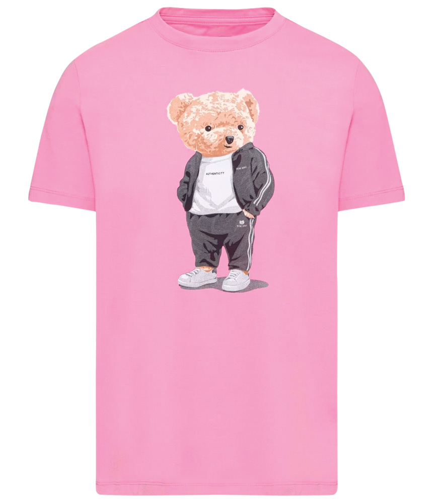 Camiseta rosa com estampa de ursinho usando moletom