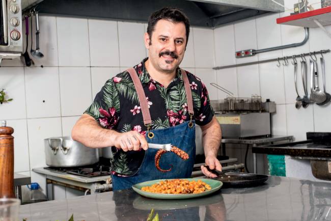 Mauro Ferrari trabalha na cozinha da Cozinha dos Ferrari